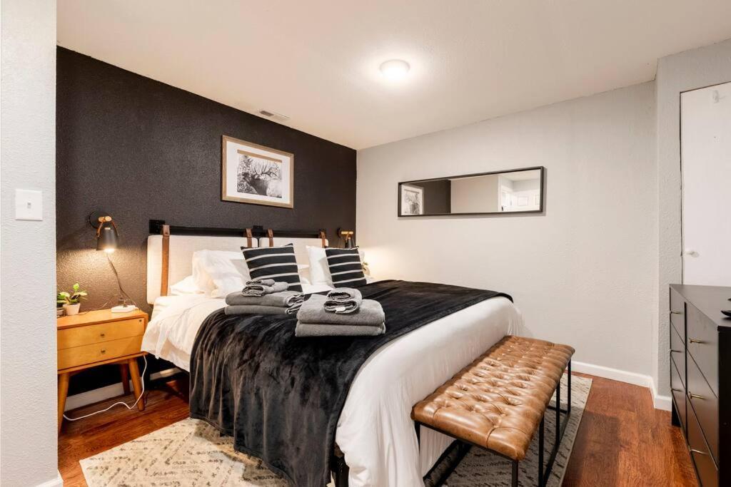 Adorable 2-bedroom Modern Basement *