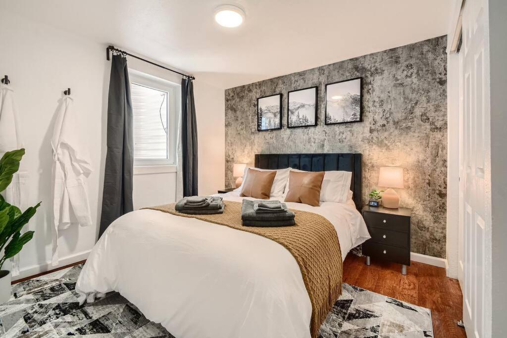 Pensión Adorable 2-bedroom Modern Basement Denver