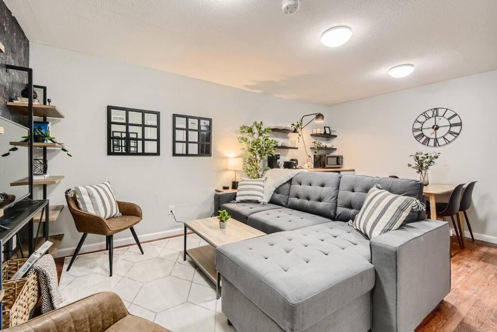 Adorable 2-bedroom Modern Basement Pensión Denver