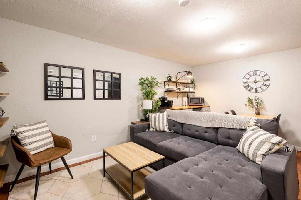 Adorable 2-bedroom Modern Basement Pensión *