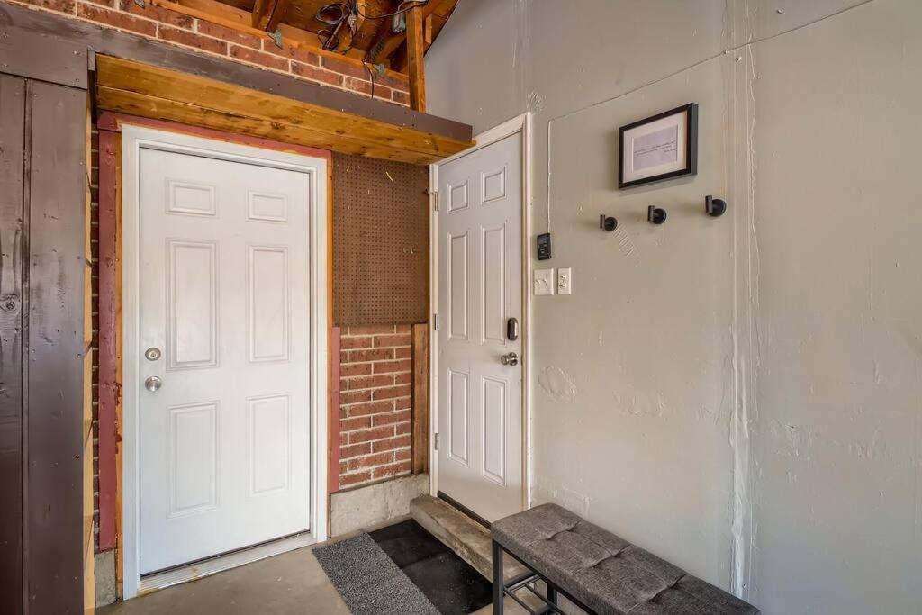 Pensión Adorable 2-bedroom Modern Basement Denver