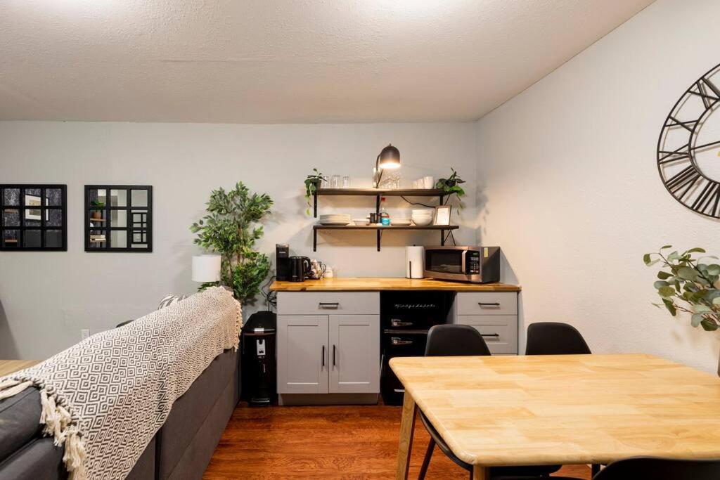 Adorable 2-bedroom Modern Basement Pensión