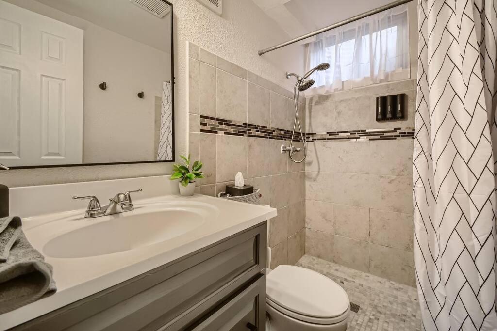 Adorable 2-bedroom Modern Basement * Denver