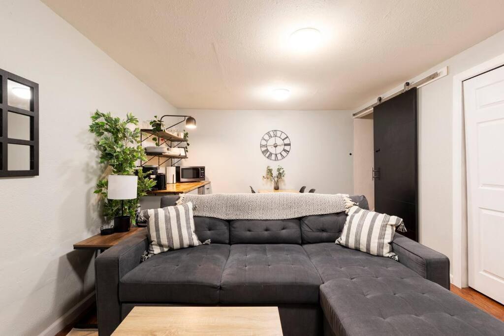 Adorable 2-bedroom Modern Basement Denver