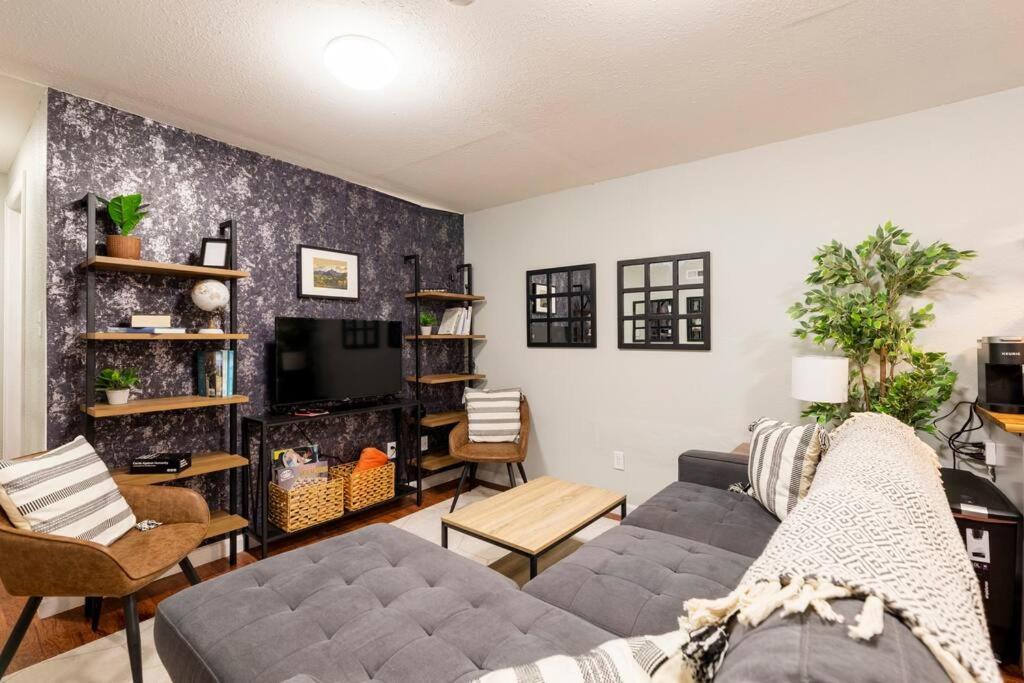 Pensión Adorable 2-bedroom Modern Basement