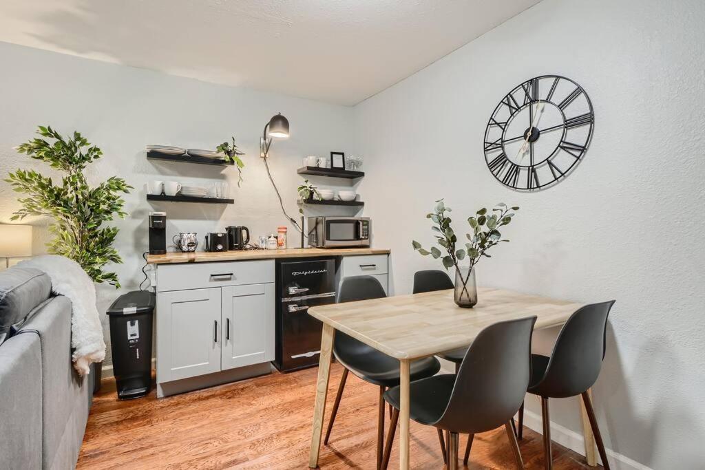 Adorable 2-bedroom Modern Basement Denver