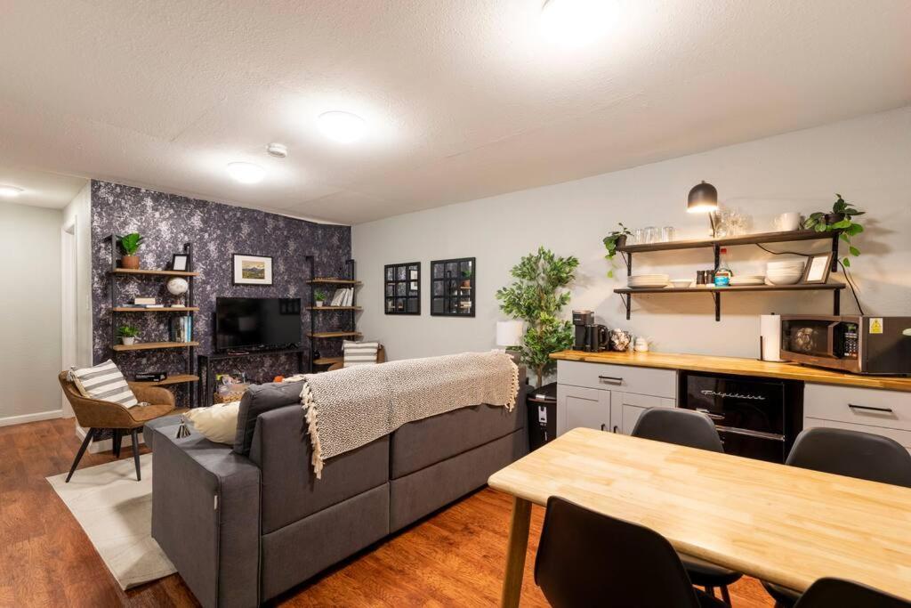 Adorable 2-bedroom Modern Basement